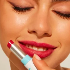 Goovi That's My Glow Balsamo Labbra Colorato 02 - Balsamo nutriente e illuminante - Nuance sunny guava - 2,5 g